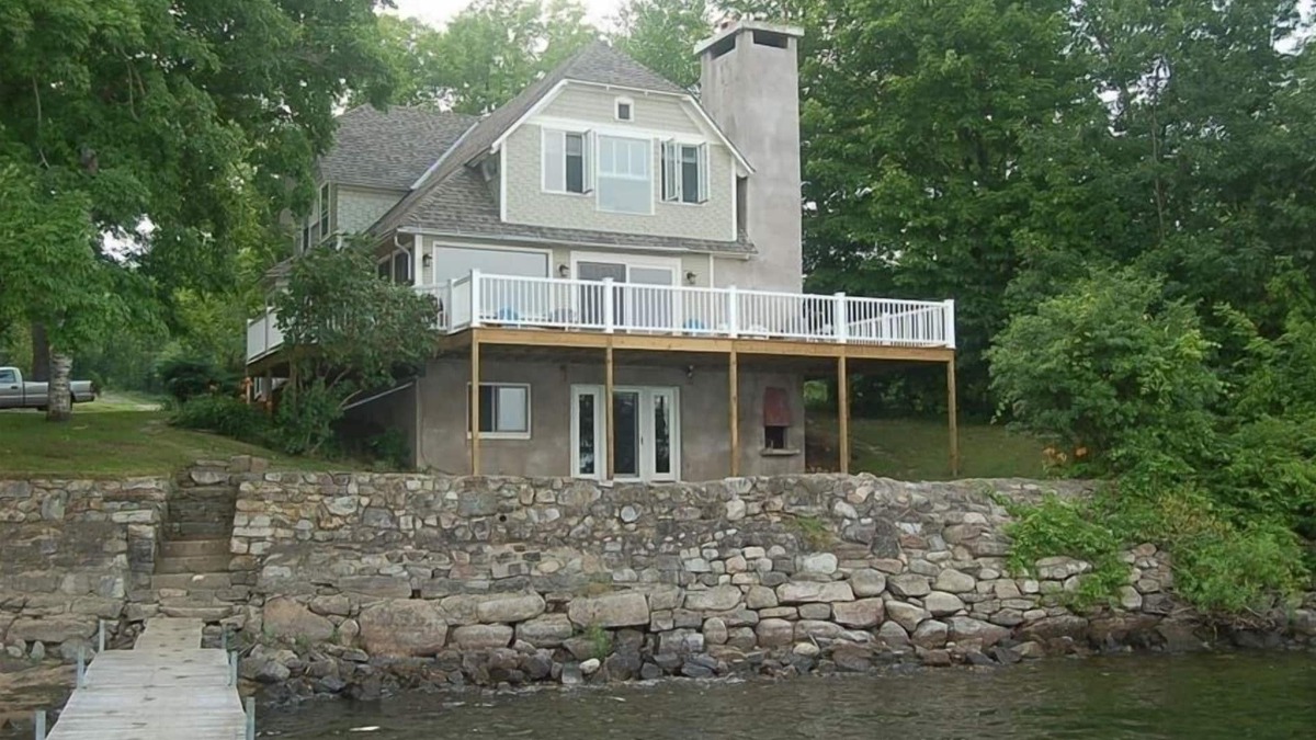 Westport House | 1935, 3 season pet -friendly, family-friendly lakeside home, on 1.8 acres