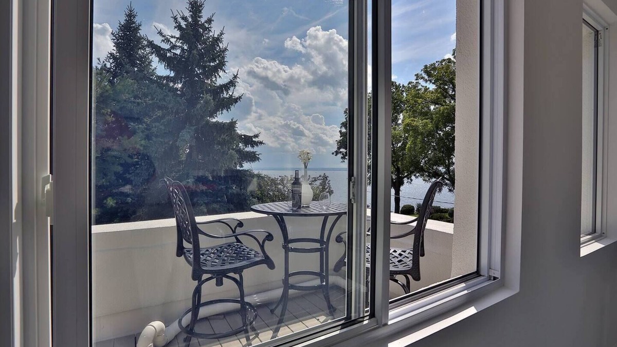Burlington Condo | 1938 Art Deco Waterfront Apt w Rooftop Terrace, BBQ & Lakeview