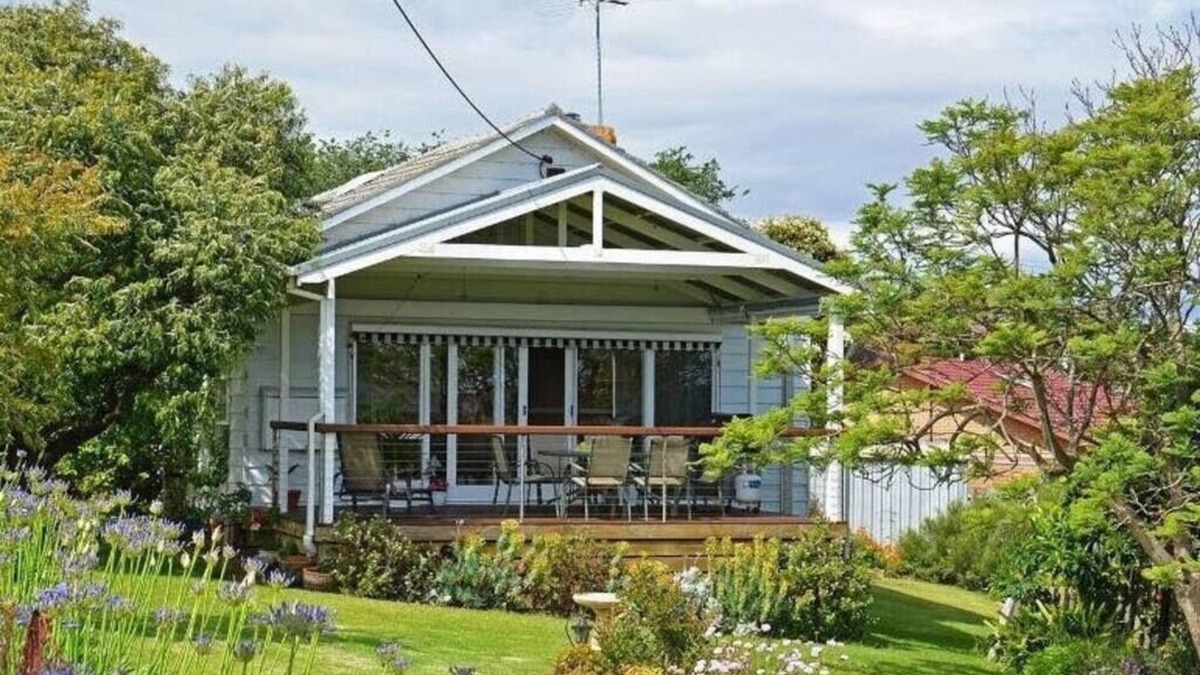 Portarlington Cottage | 1950s Bayfront Classic With Glistening Water Views