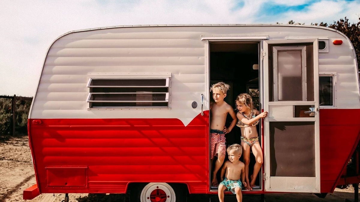 Vista House | 1971 Kayot Vintage Canned Ham Trailer-Ruby Red