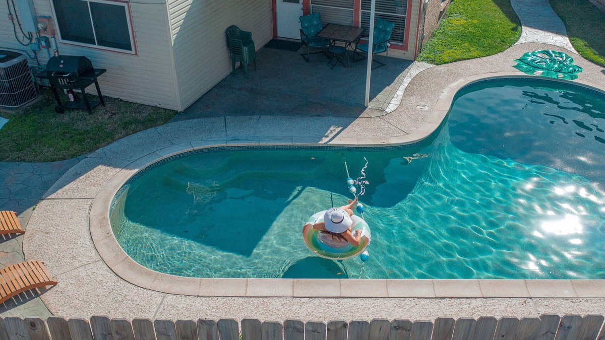 Clodine House | 1976HoustonGem Luminous PvTPool & HotTub DT20mins for LRG Families 6Beds/2Bath