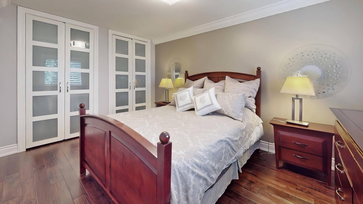 Henry Farm House | 1b1b Queen bed, share bathroom, Sheppard Elegant house 5mins to Fairview mall