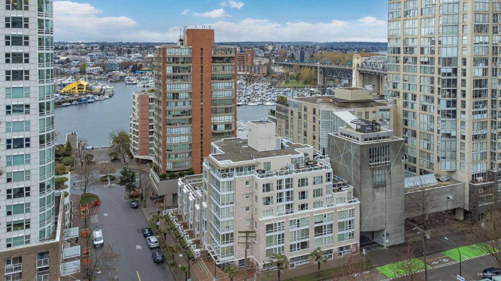 Downtown Vancouver Apartment | 1BD+Den condo, with free parking in Downtown!