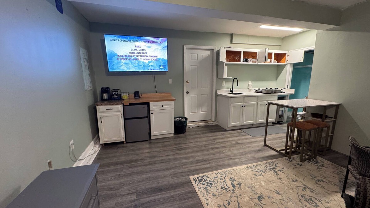 Charlotte House | 1bed W/laundry/Parking/AC unit- University Area! A