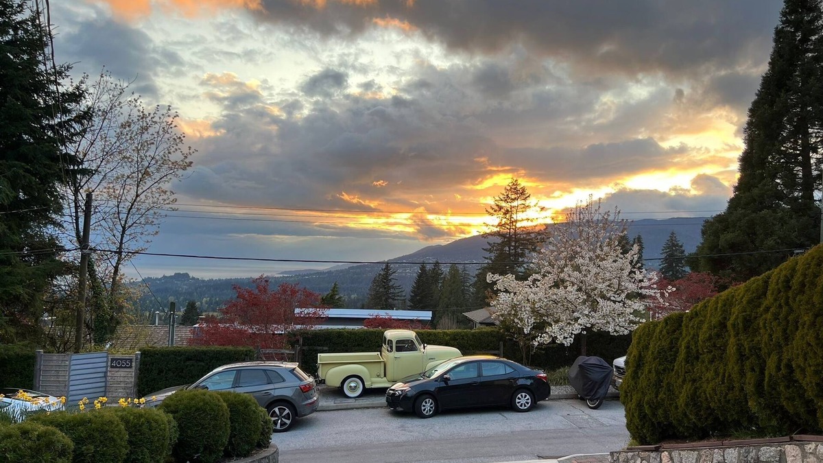 Upper Lonsdale House | 1Bedroom Suite w/private entrance| Views + Home Theatre + Laundry + Free parking