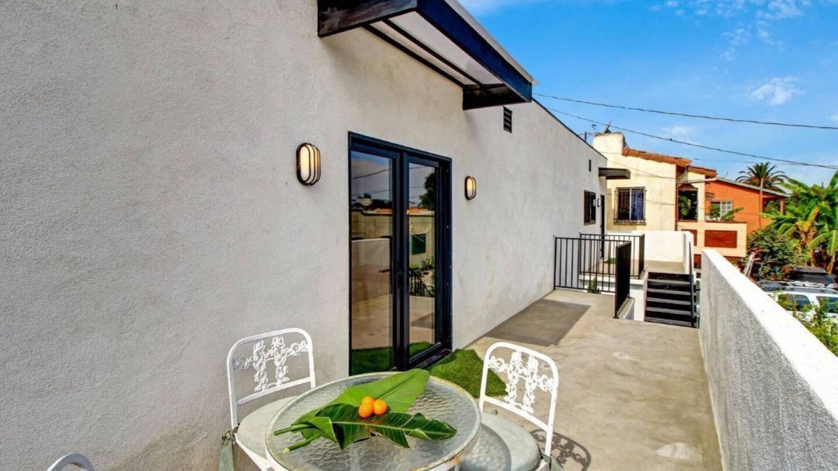 Downtown Los Angeles Apartment | 1BR 1Ba OASIS - DTLA/USC, Garage, Yard, Balcony