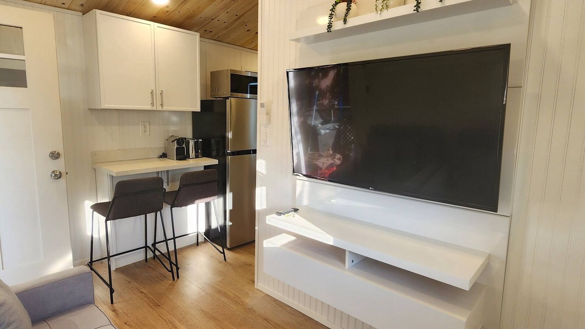 Woodland Hills Cottage | 1BR 1BA tiny home with W/D a few steps away from Kaiser Woodland Hills