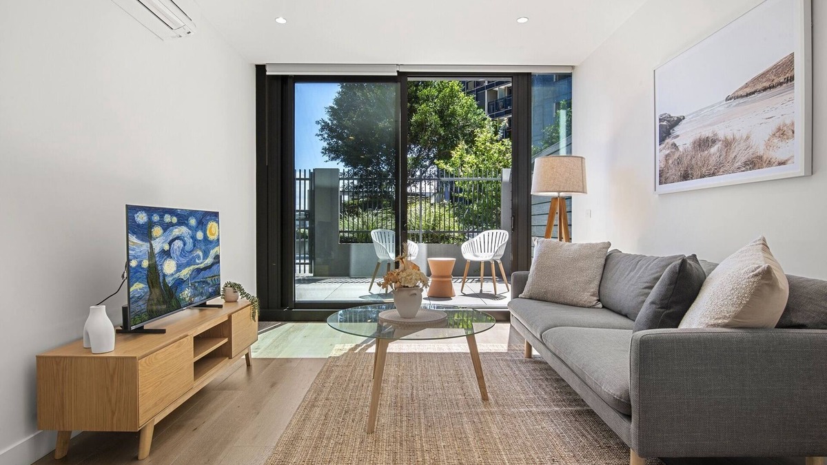Docklands Apartment | 1BR Apartment Near CBD with Pool Access
