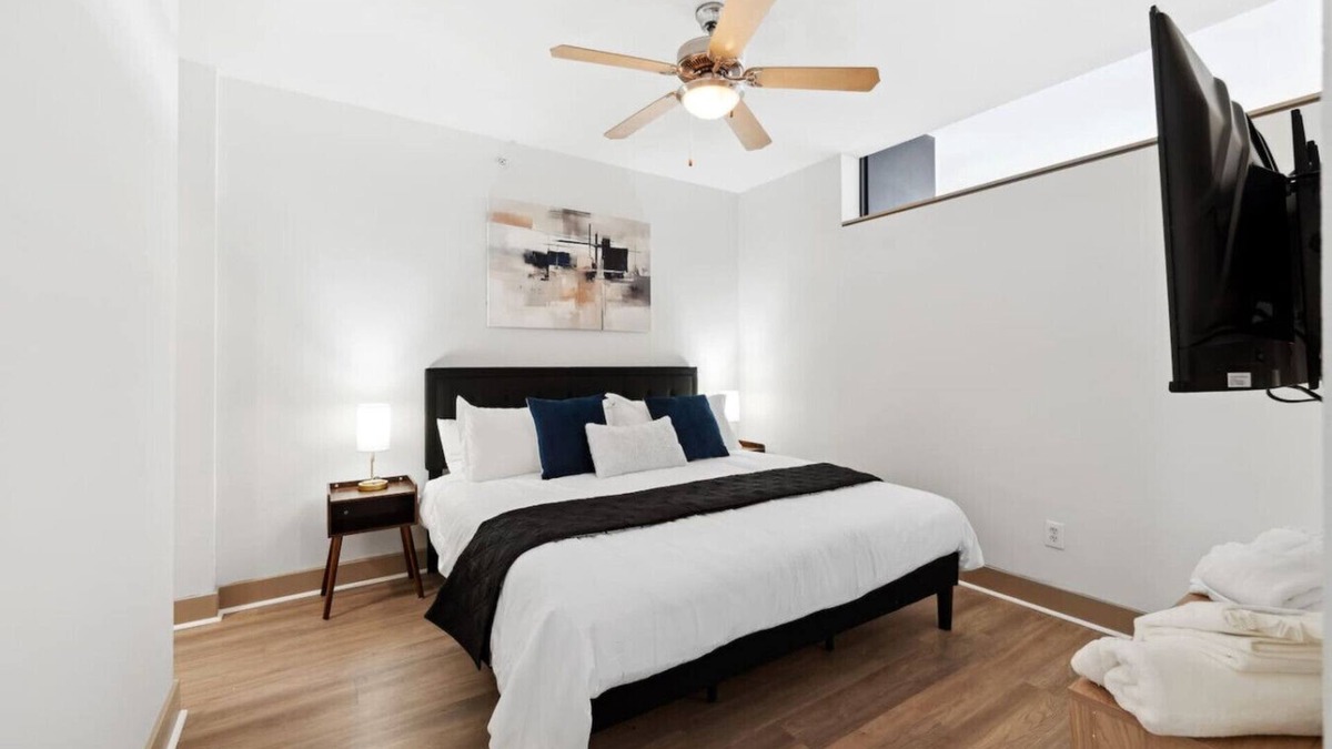 Deep Ellum Apartment | 1Br Apt in Deep Ellum with King bed, Pool & Outdoor Space