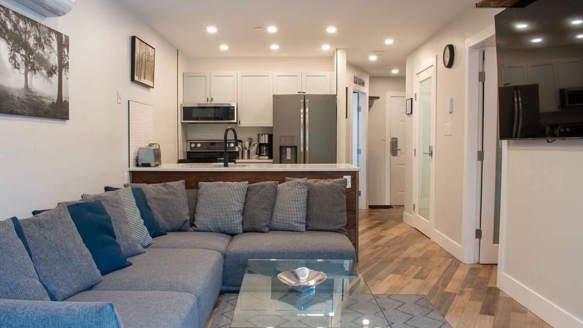 Village North Condo | 1BR + Den | Marketplace Lodge | Village Location | Mountain Views | Gas Fireplace | Parking