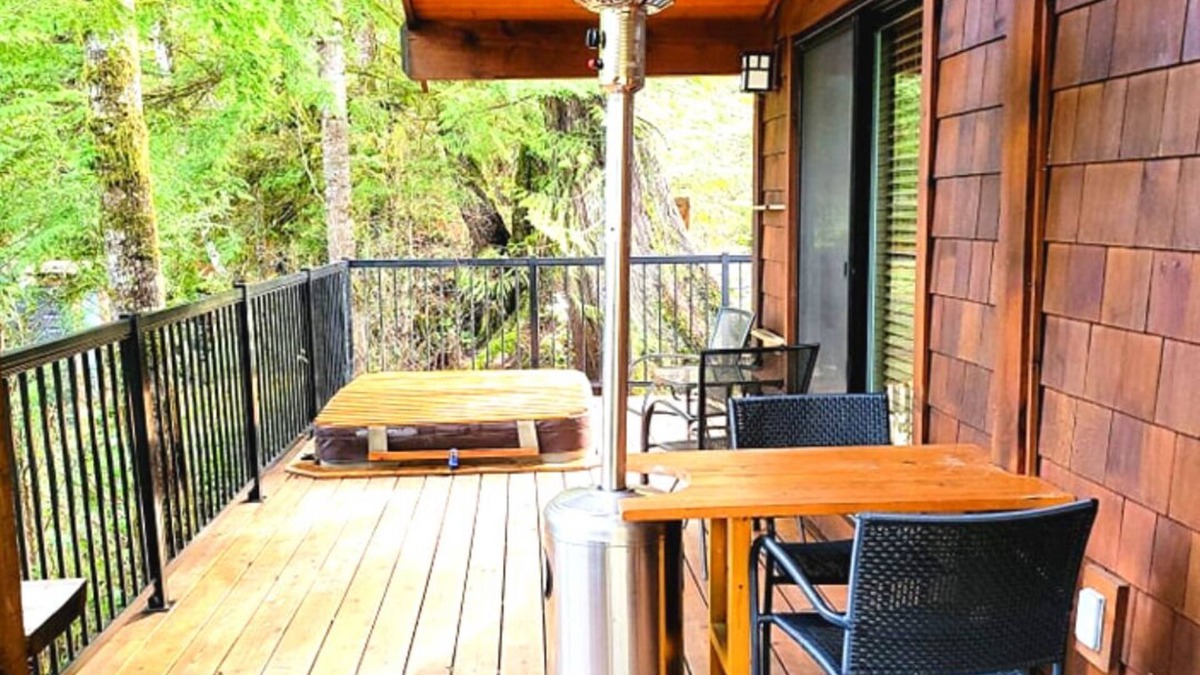 Port Renfrew Cottage | 1BR - Garden View - Hot Tub