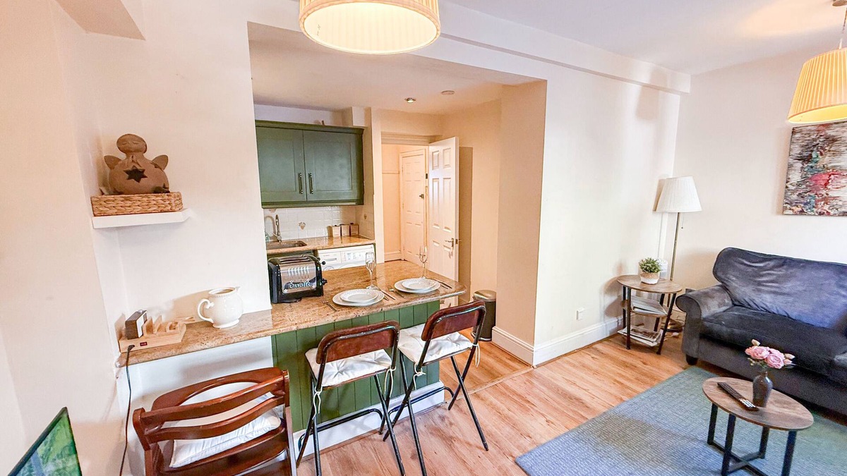 Royal Borough of Kensington and Chelsea House | 1BR Kensington Flat near Holland Park, Earls Court