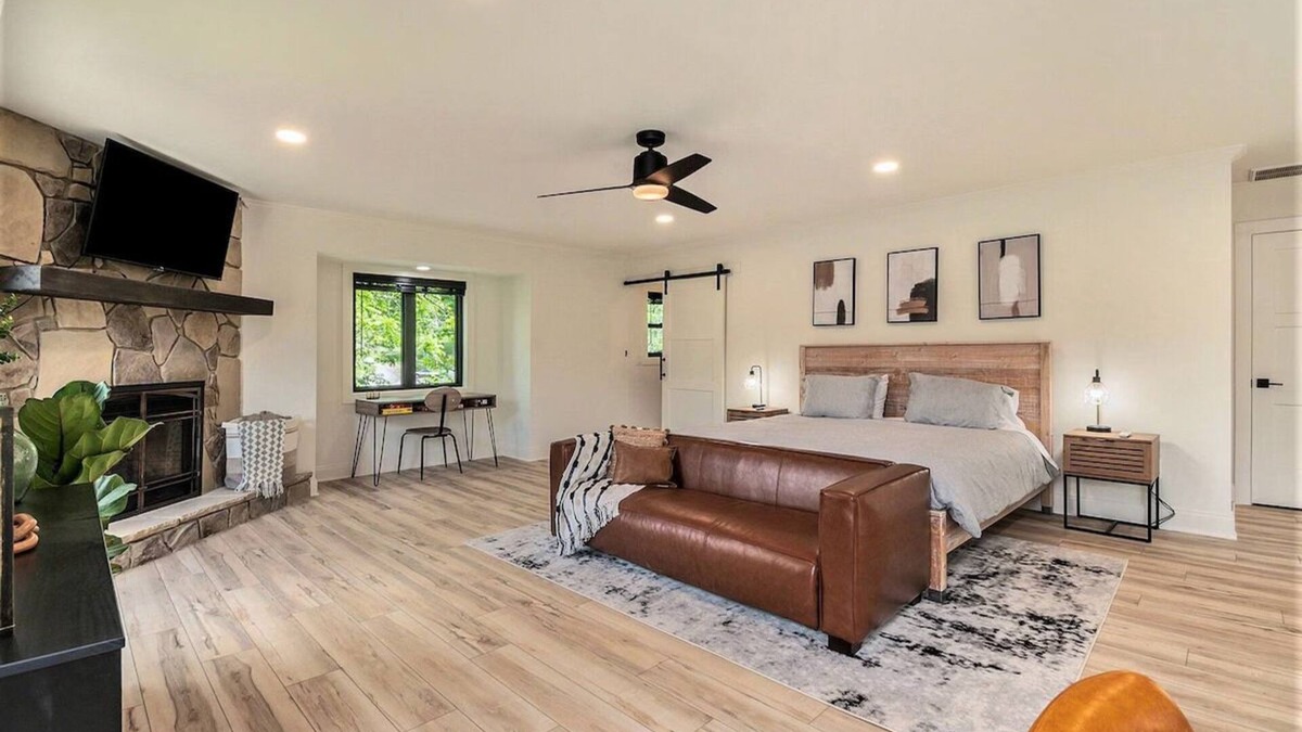 Hiawassee Cabin | 1BR Loft Lake Chatuge Loft w/Mountain Views! Full Kitchen, Washer/Dryer & Desk!