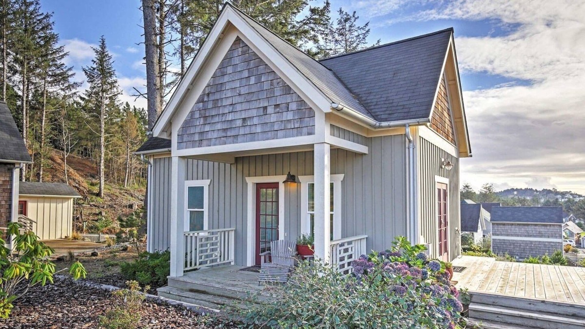 Nelscott House | 1BR Olivia Beach hot tub, pool, fire pit, dogs