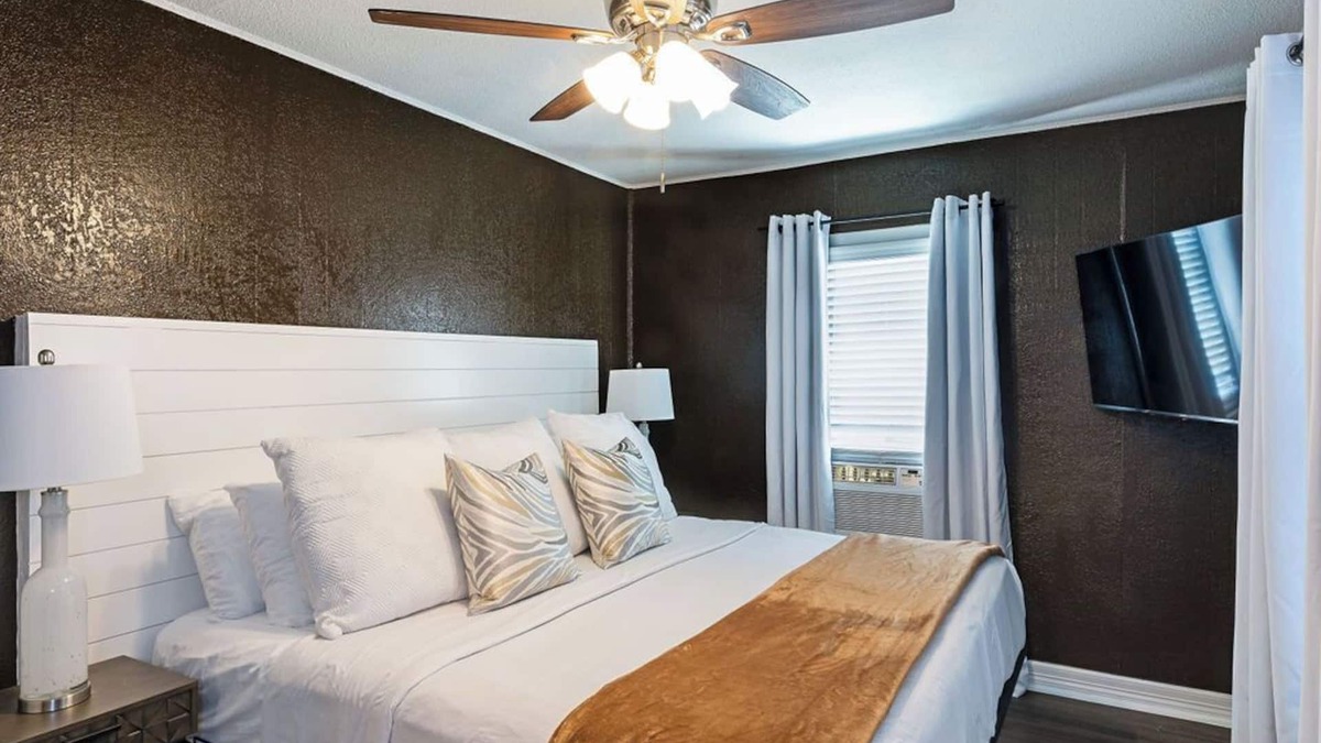 Neartown Apartment | 1BR The Pawns Suite! Montrose Finds & Brews