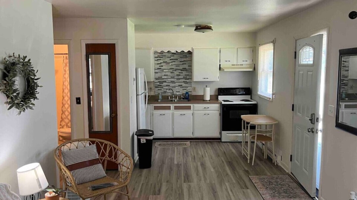 Marion House | 1BR Work Base, WiFi + Laundry