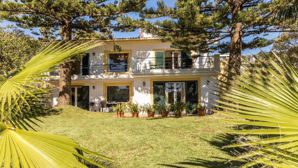 Canico Apartment | 1st floor apartment 'Villa Echium T2' with two bedrooms and shared garden