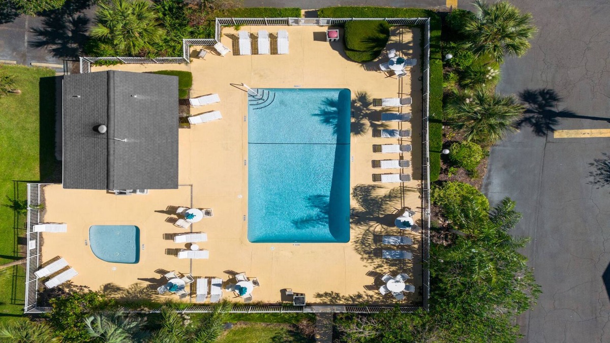Demere Park Condo | 1st Floor Condo w/2 pools! 1 mi from beach/shops!