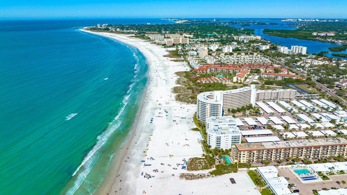 Sarasota Condo | 1st Floor in Gated community | Heated Pools | Spa | Dining | Gym | Golf Course | Perfect Winter Rent