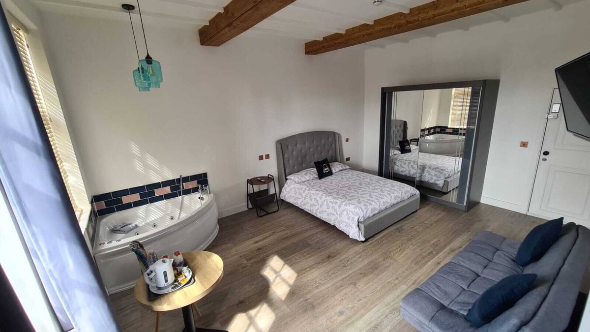 Islington Hotel | 1st floor luxury large Ensuite (No Tub)