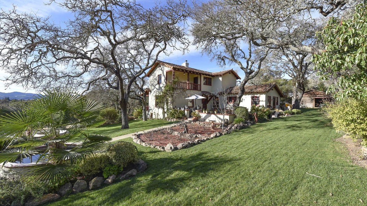 Napa House | 2 1/2 Acre Secluded Country Property minutes from Downtown Napa