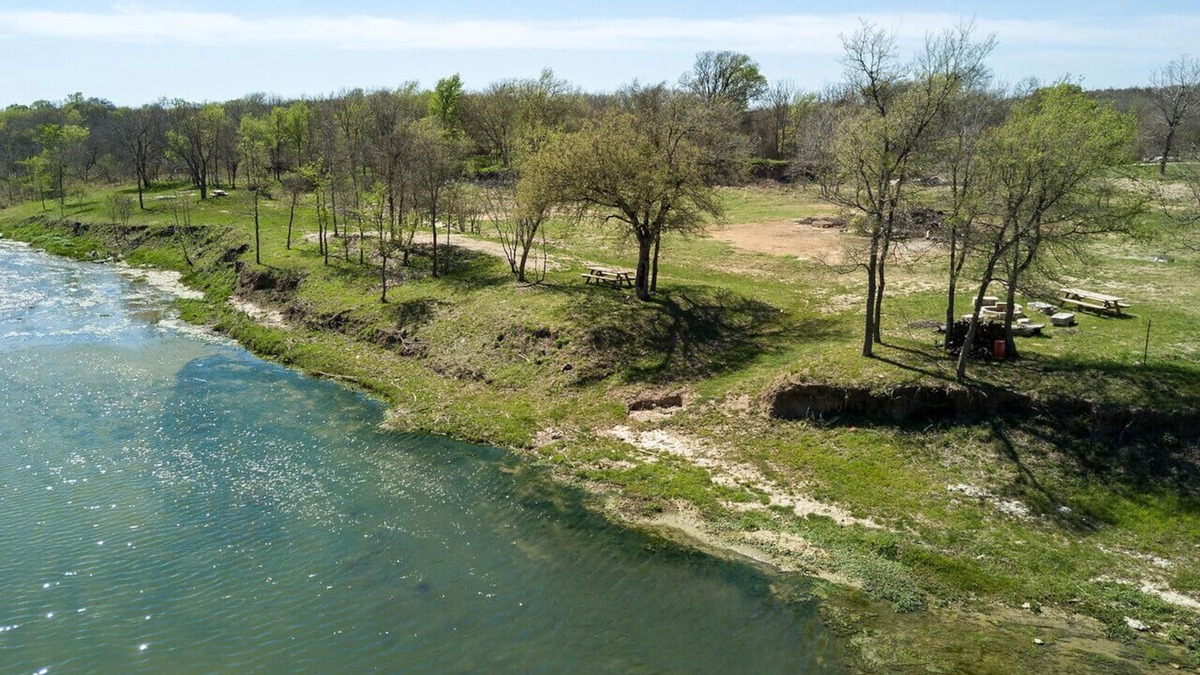 Georgetown Cottage | 2/2 Cottage on San Gabriel River 3 miles to Square