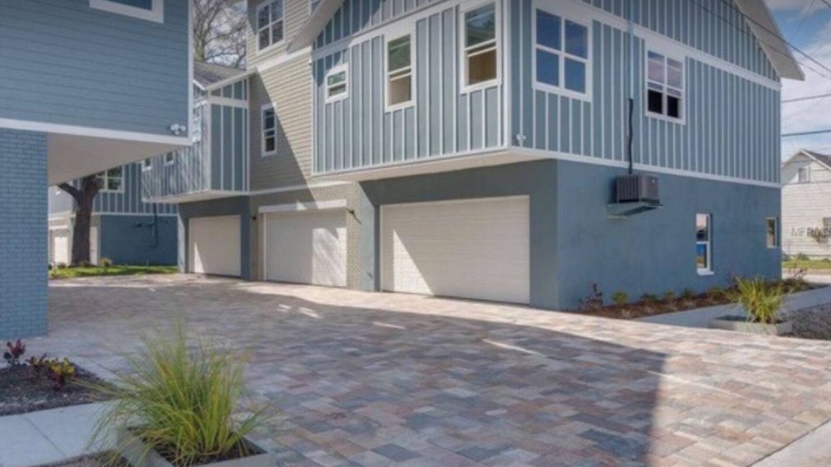 Tampa House | 2/2 cozy home mins from Downtown Tampa, Ybor City, Amalie Arena ,Bucs Stadium!