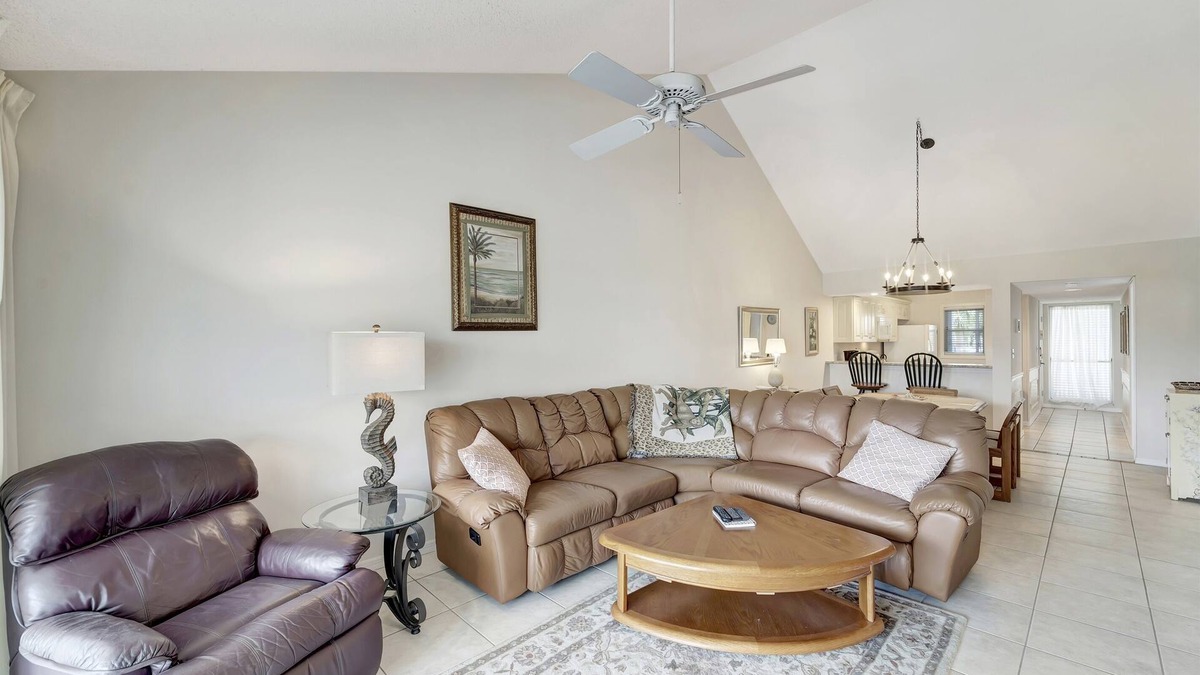 Plantation Condo | 2/2 Vaulted Ceiling 10 Min to beach on golf course