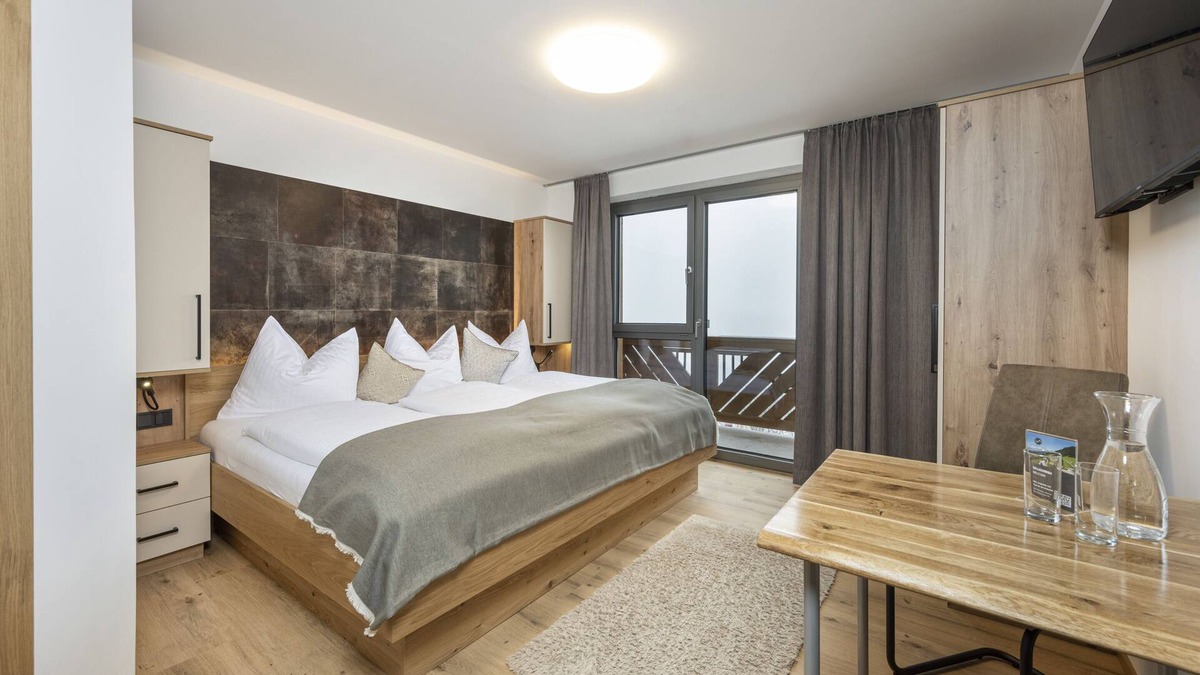 Alpendorf Apartment | 2-3 Bed Double Room Panorama