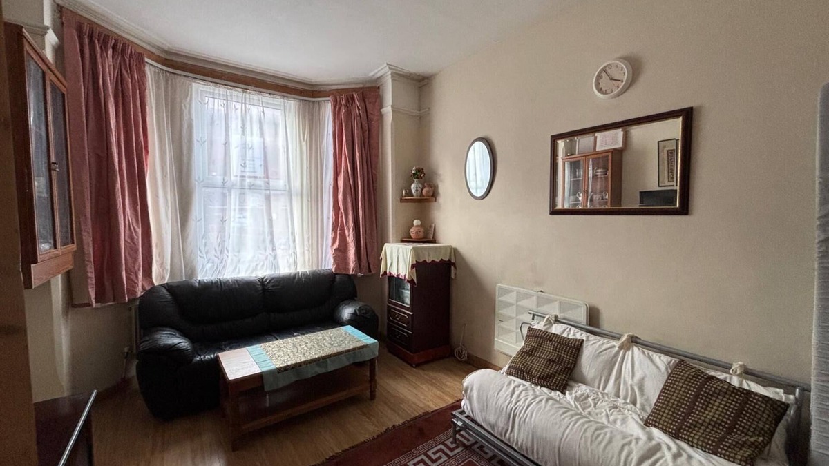 Slough House | 2/3 bedroom ground floor flat in the centre of Slough close to rail/bus London