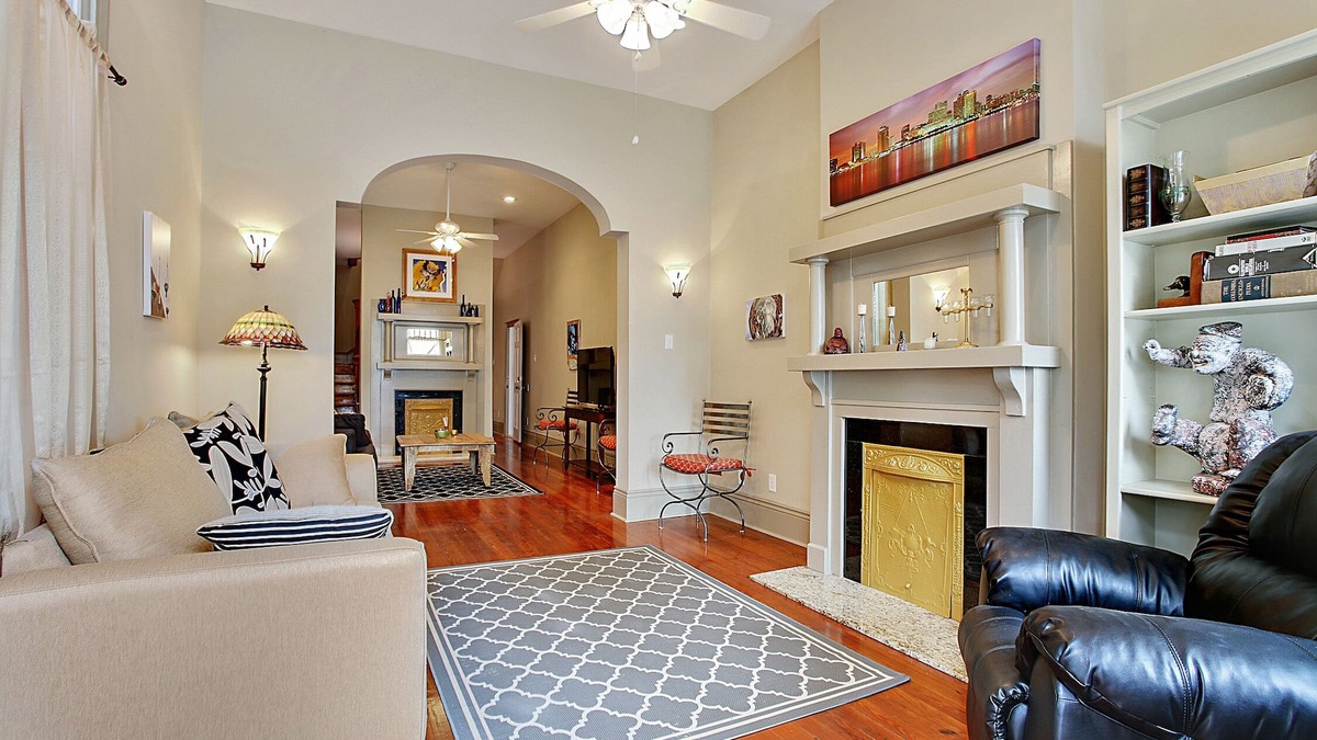 West Riverside House | 2-3 N stays - Spacious and Comfy, Walk to Whole Foods, bars and shops, sleeps 12