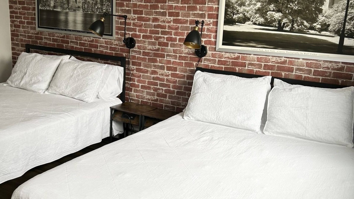Southwest Calgary Apartment | 2.5 km to stampede and BMO/sleeps 6