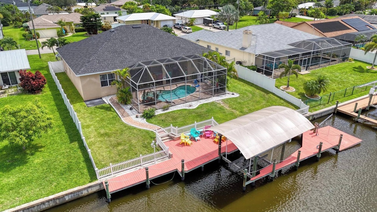 Caloosahatchee House | 2,791Sqft, FREE EV Charging, FREE HTD Pool, 20K Boatlift, Kayaks, Bikes, Dog OK!