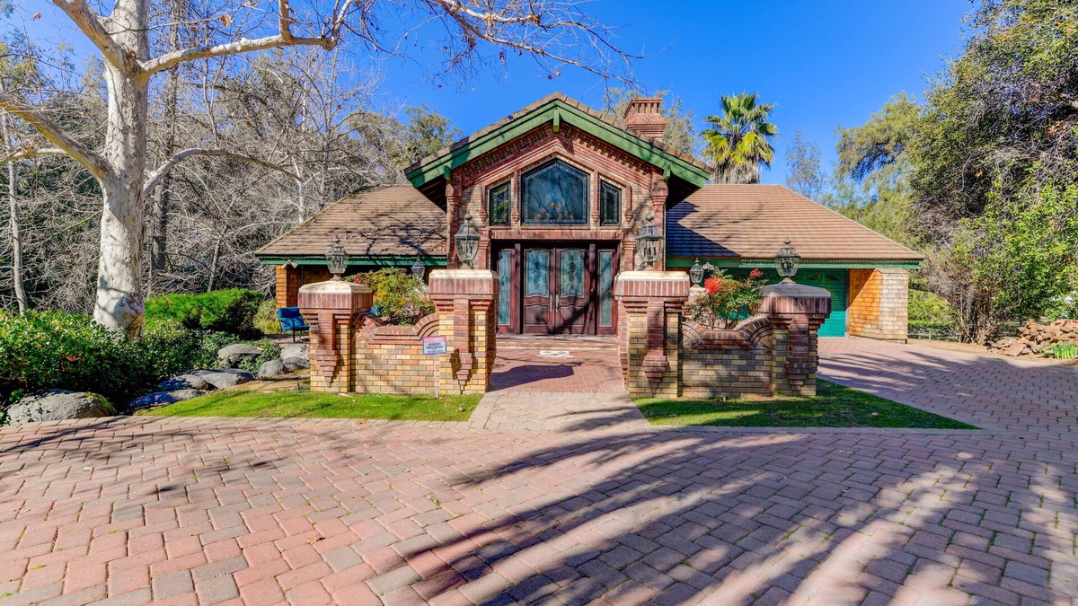Poway House | 2 Acre Private, Spacious Home in Poway w/Pool & Jacuzzi