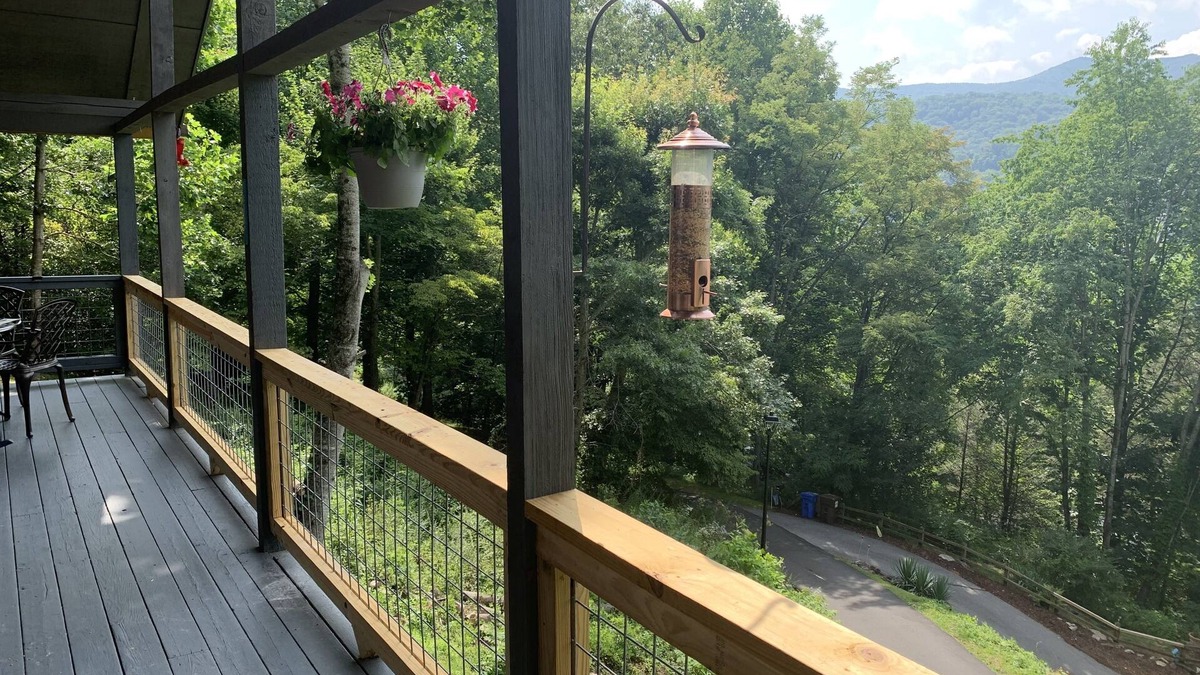 Valley Creek Run House | 2 BD 2 ½ BA Retreat with easy, year-round access, Spectacular views, WIFI