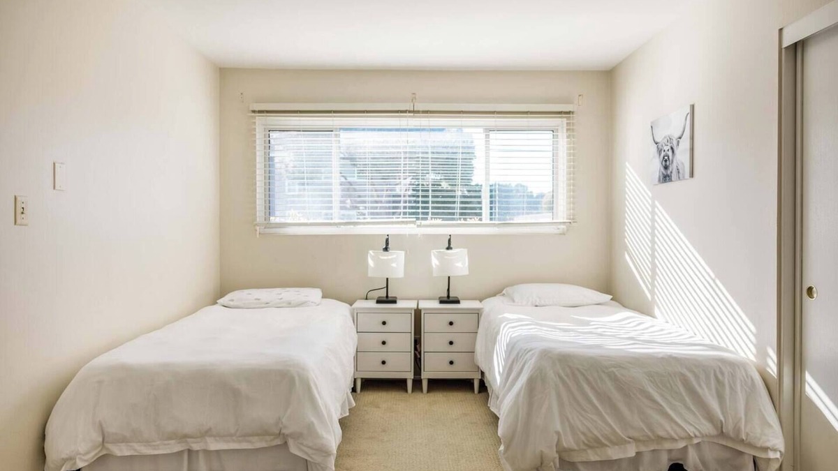 Madrona Condo | 2 BD/Quiet Community/Close to Food + Shopping