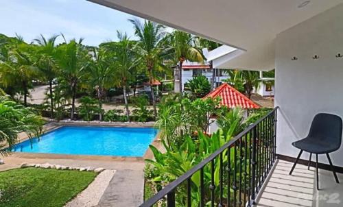 Coco Apartment | 2-BD Unit with Pool 2 Blocks from Beach