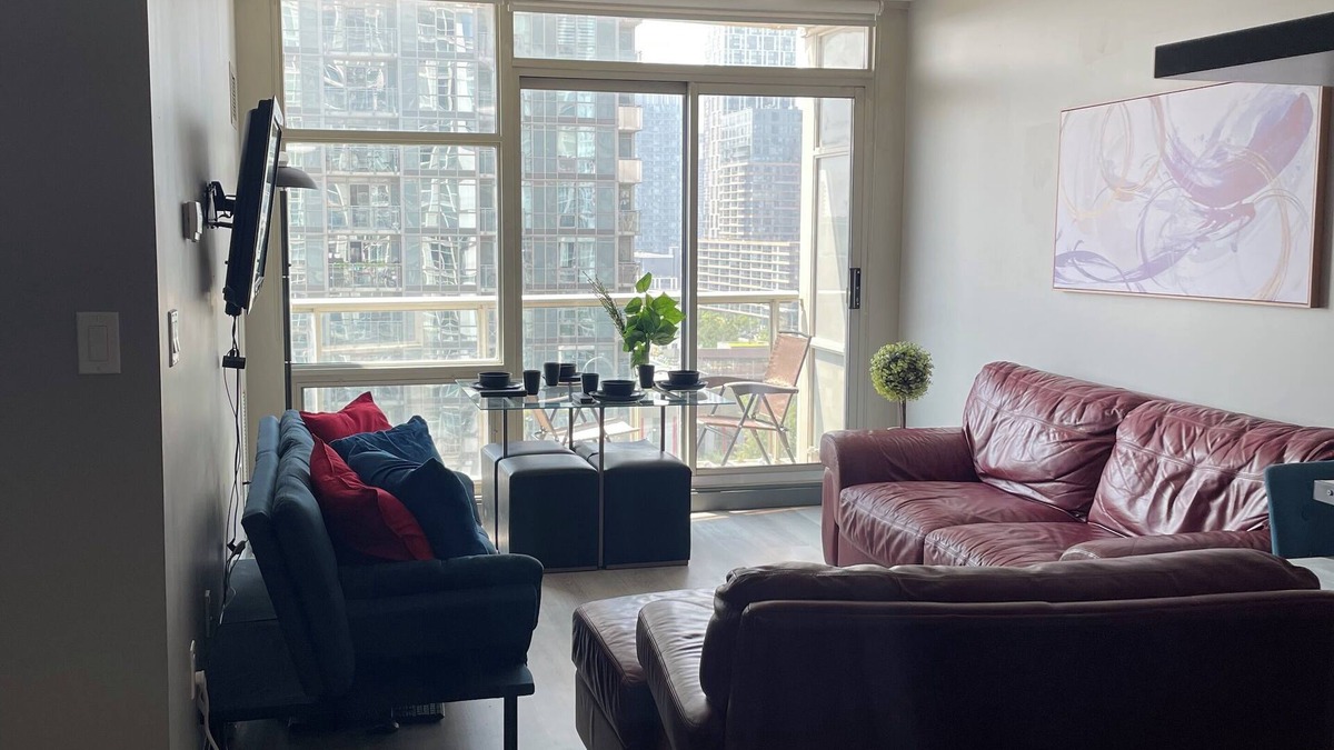 Toronto Entertainment District Condo | 2-bdr 1 bath downtown luxury condo, free parking sleeps 6