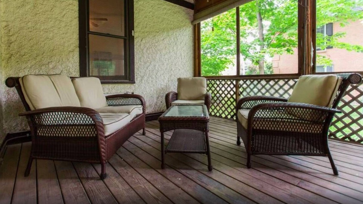 Libertyville Apartment | 2 Bdr Apt - King Bed - Walk to Dwntwn Libertyville