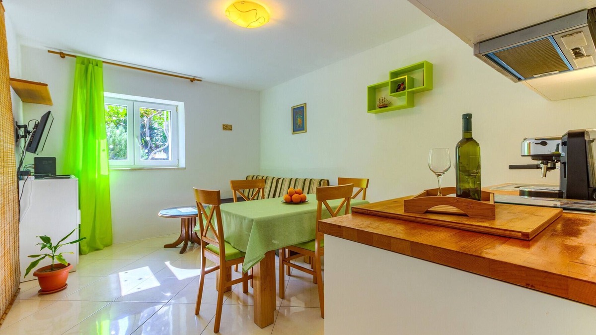 Bacvice Apartment | 2-bdr apt with shared garden, 3 min walk to beach