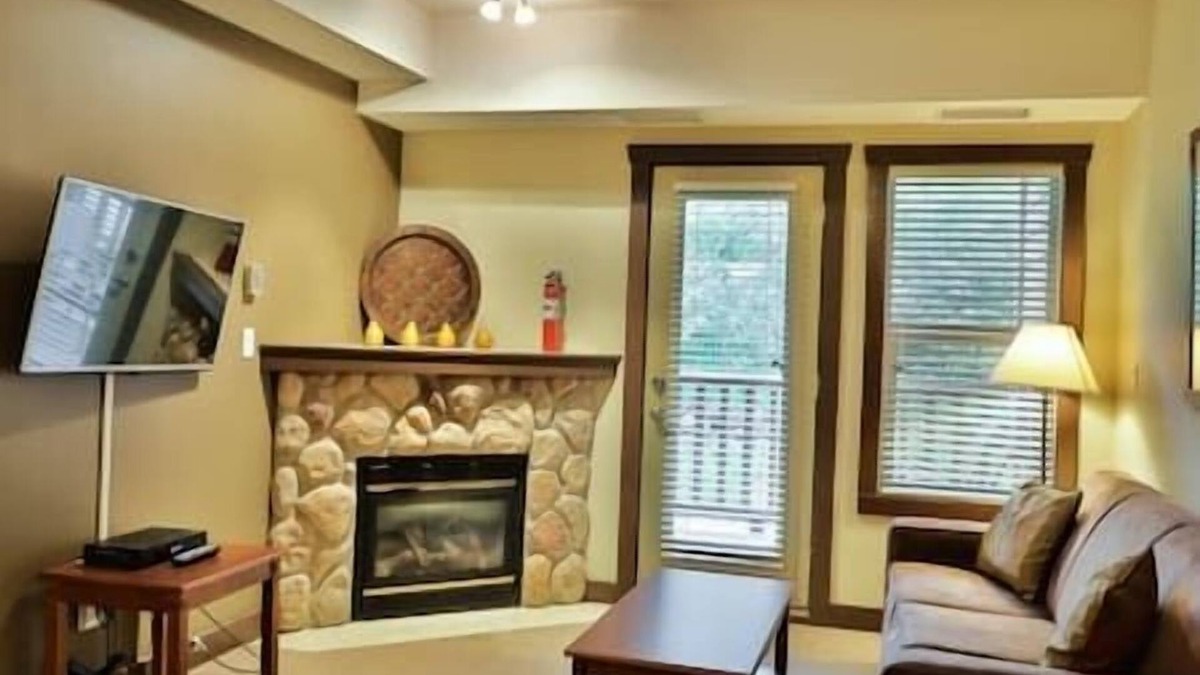 East Kootenay Apartment | 2 BDR Condo/Hot Tub/Gym