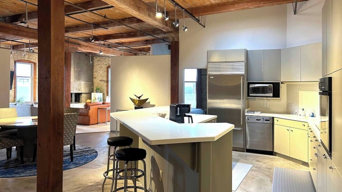 Fifth Ward Apartment | 2 Bdr Penthouse with Fireplace