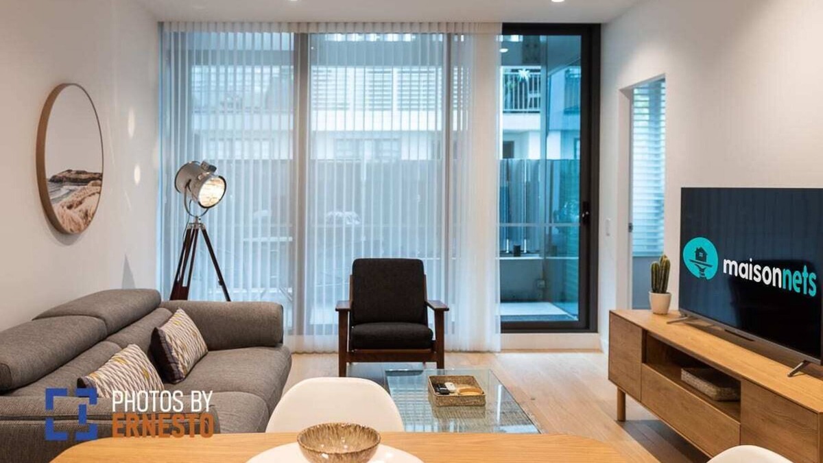 Williamstown Apartment | 2 Bdrm/2 Bthrm Apt With Parking Near Beach & Shops