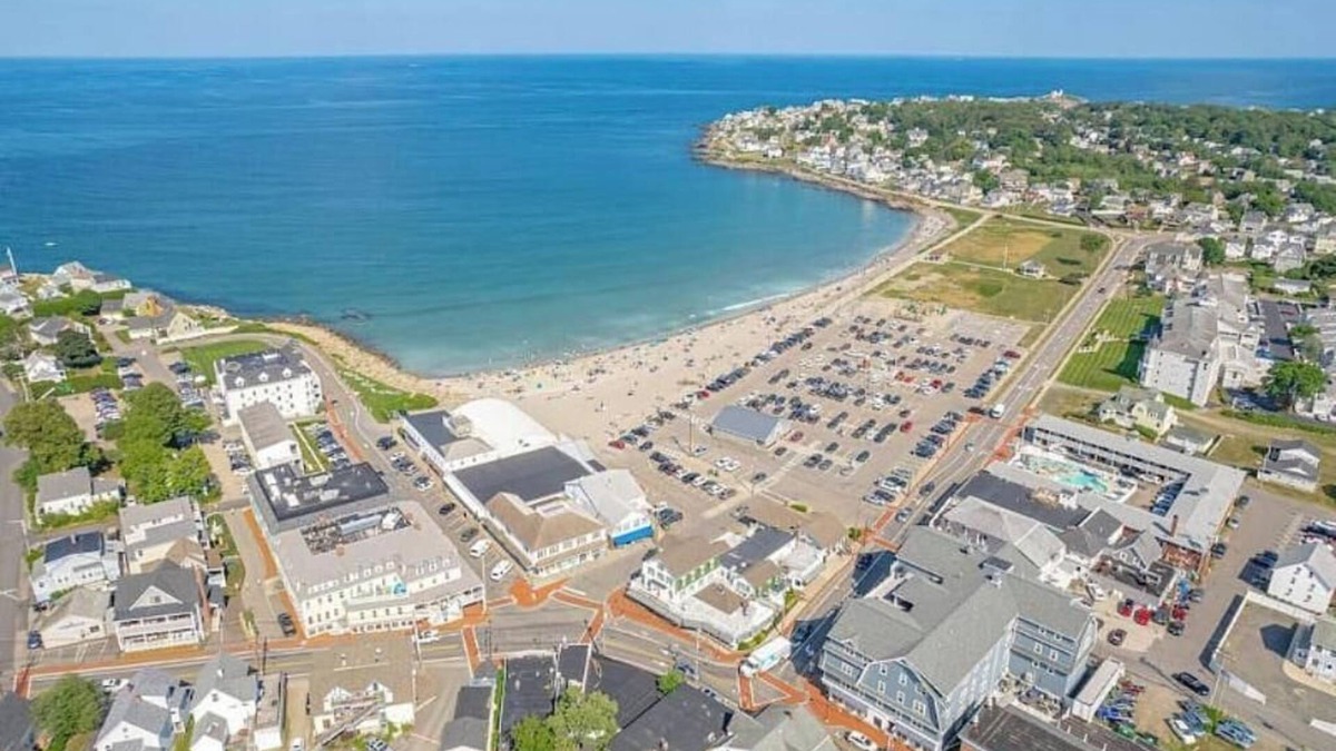 York Beach Apartment | 2 bed 1.5 bath quiet location with a yard 10 min walk to beach and downtown