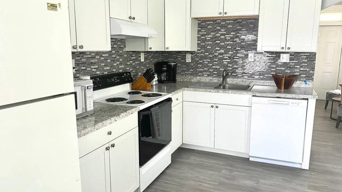 Hamilton House | 2 bed /1.5 bath - Sleeps 6 -Comfy Hamilton home