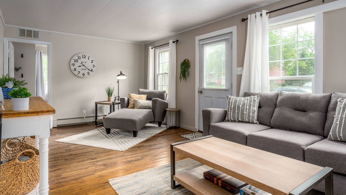 Sturgeon Bay House | 2 bed, 1 bath, Designated Workspace