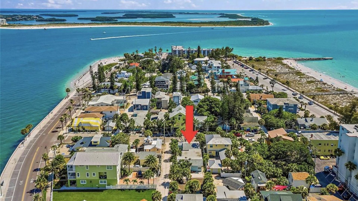 Pass-a-Grille Villa | 2 Bed/1 Bath Villa in Historic Pass-A Grille. Walk to the beach and shops!