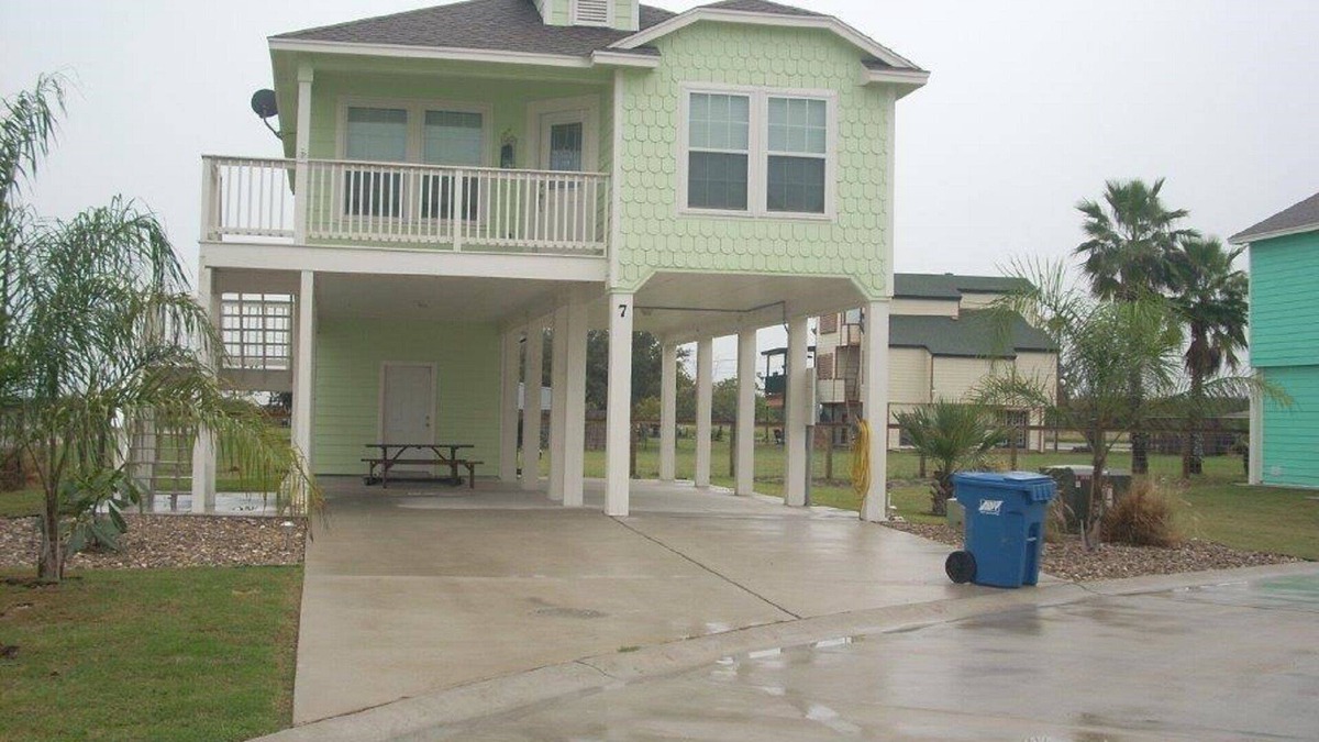 Aransas Pass House | 2 bed 2 bath, furnished, all utilities for long term renter!