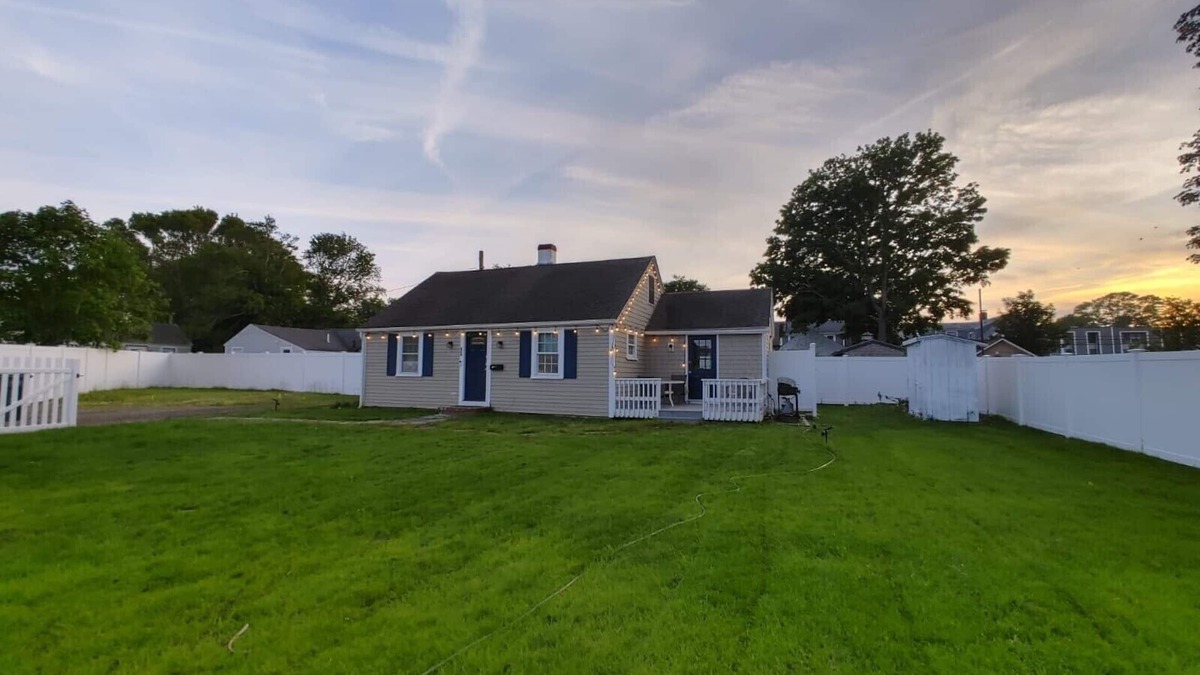Hyannis House | 2 bed 2 bath house in Hyannis walk to beach, Harbor, Main st, pet friendly fence