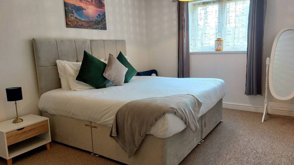 Ross-on-Wye House | 2 bed, 2 bath Stylish Bungalow in Symonds Yat for Long Stays Sleeps 5
